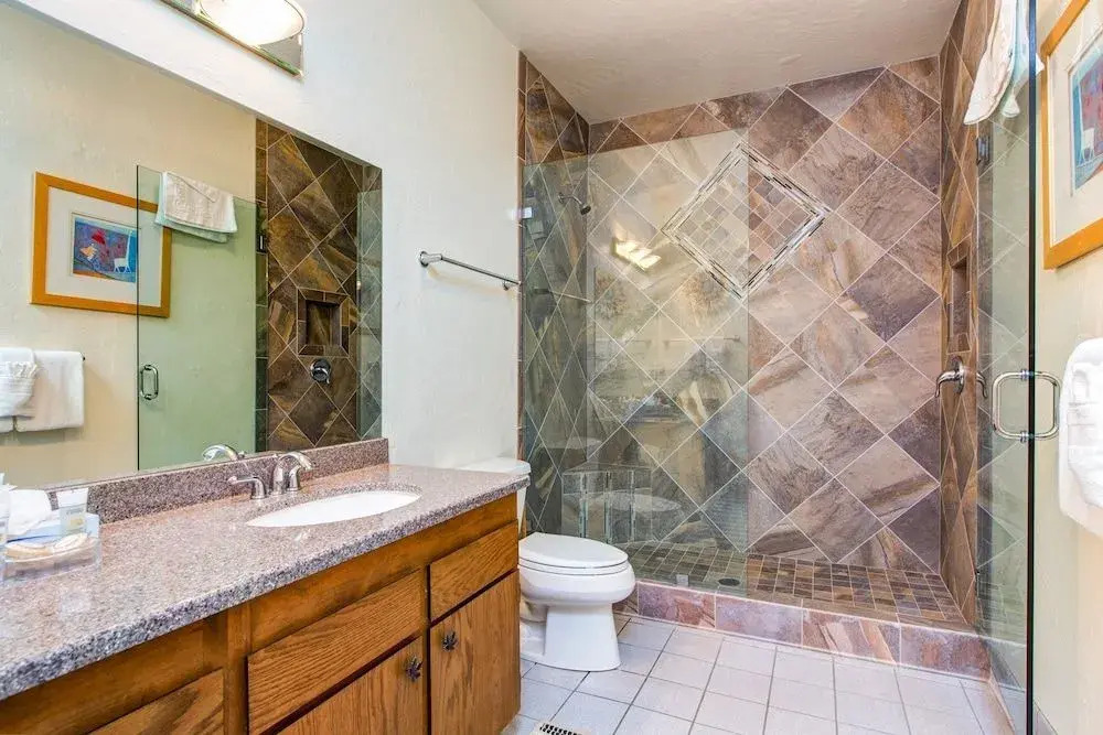 3BR 2BA Cozy Park City Condo by RedAwning