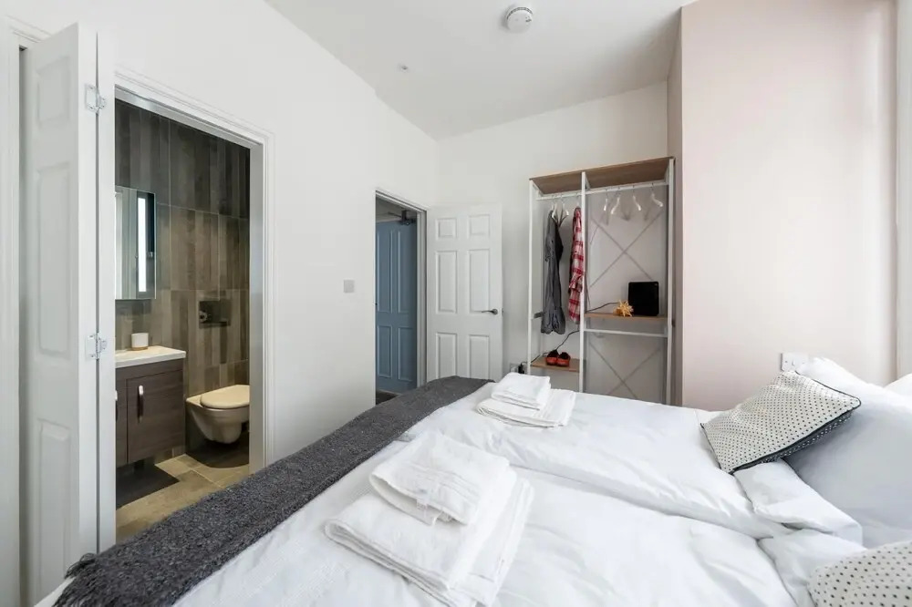 Stylish & Sleek 3BD Home Including Guest House in Southall