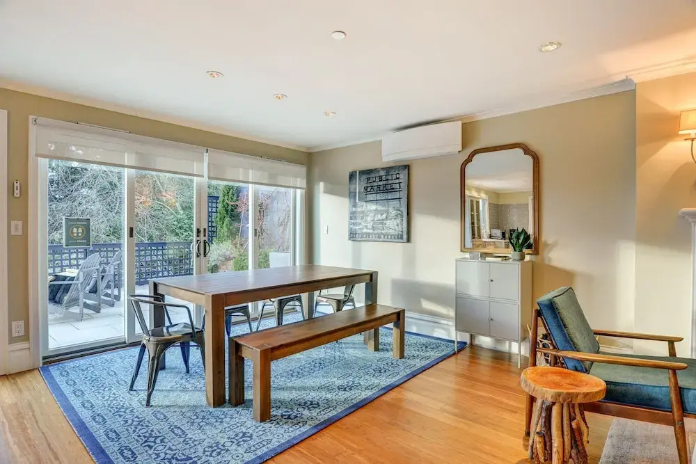 "the Fremont Lookout" W/ Deck & Gourmet Kitchen! 2 Bedroom Apts by Redawning