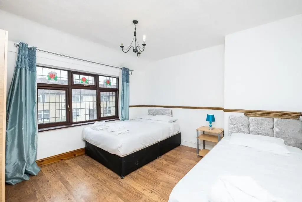 Spacious Dagenham 4Bedroom House with Parking