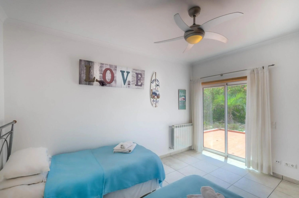 Villa Montanha, 4 Bedroom Villa, with swimming pool, loungers and alfresco dining, 10 min walk to the beautiful Praia da Luz Beach, Shops, Bars and Restaurants