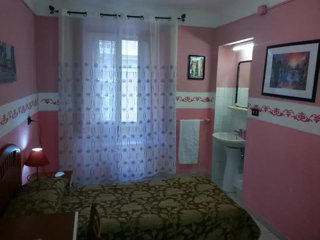 Roxena house