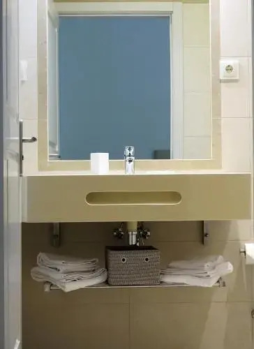 Bowen, Luxury Suites