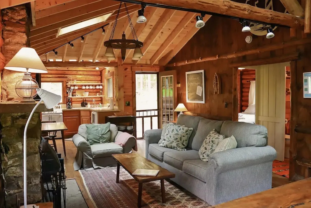 Sprucewood Cabin - 2 Br cabin by RedAwning