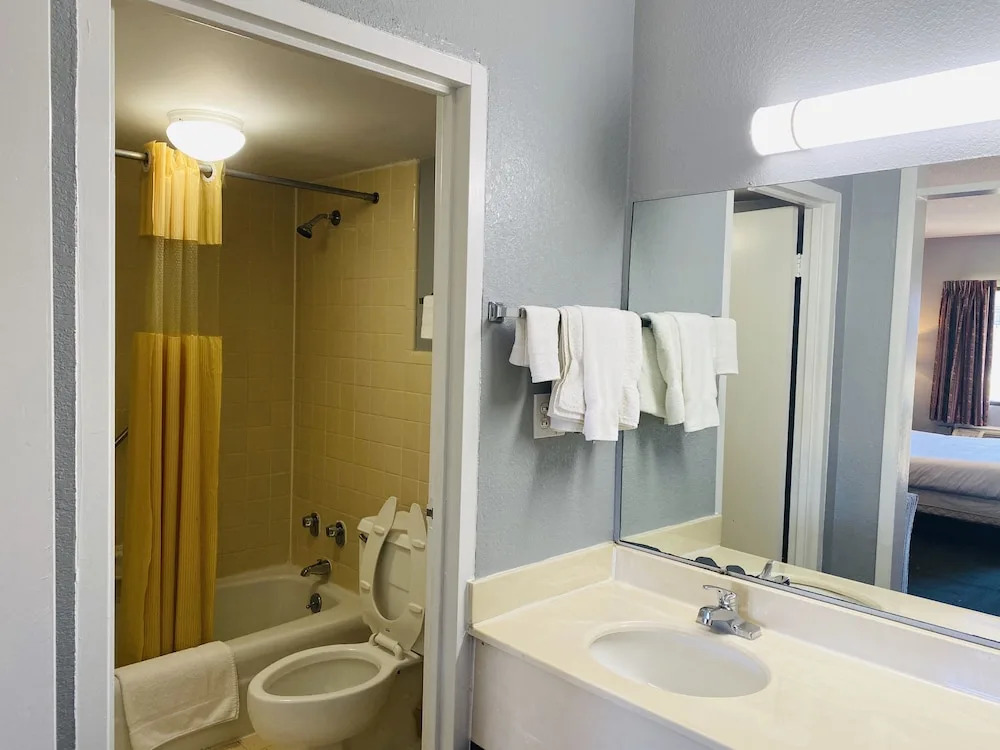Travelers Place Inn & Suites