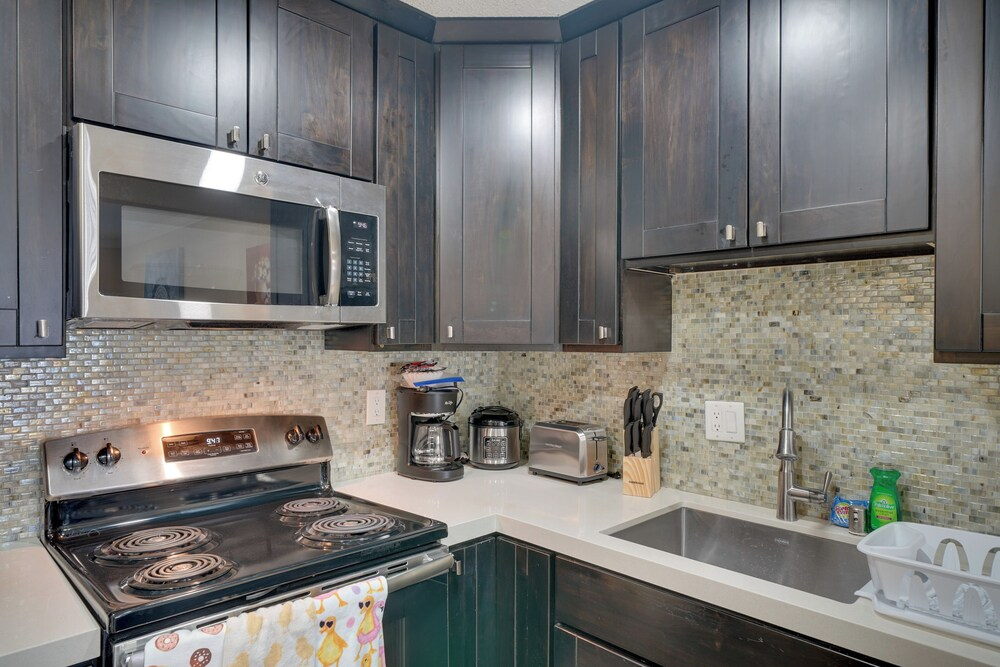 2 Mi to Dtwn Pleasanton Condo w/ Pool Access