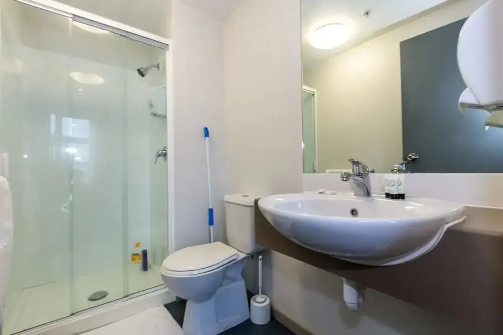 Light Filled Modern 1 Bedroom Apartment