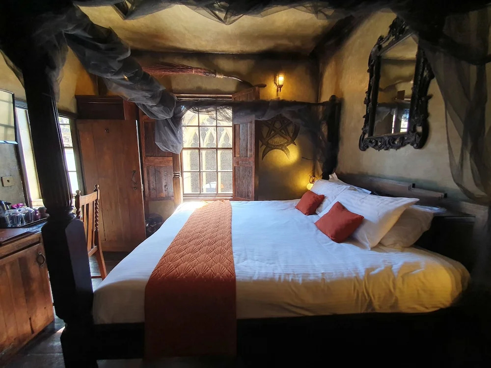 Hocus Pocus Tiny Hotel
