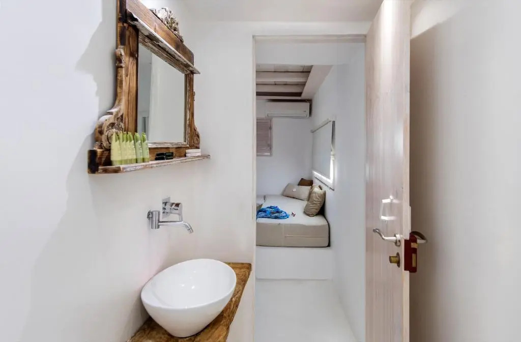 Zefi Hotel & Suites