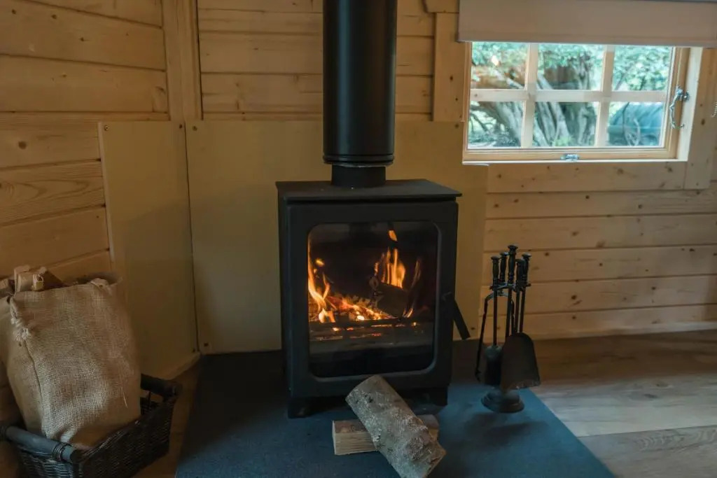 Hobbit Cabin for 2 - Outdoor Bath / Wood Burner