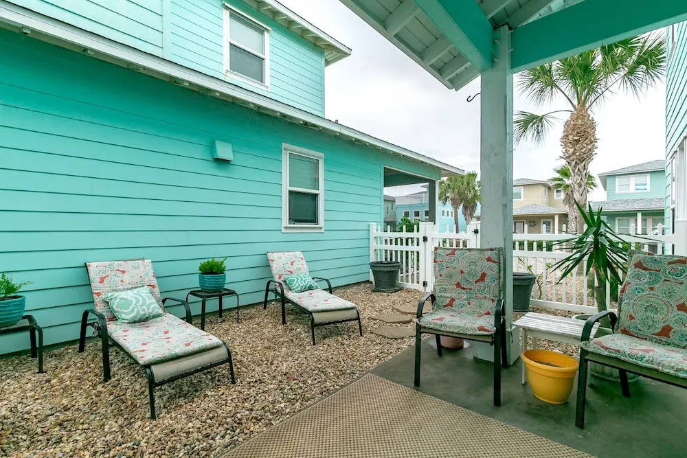 4BR/4.5BA Vibrant House, Village Walk by RedAwning
