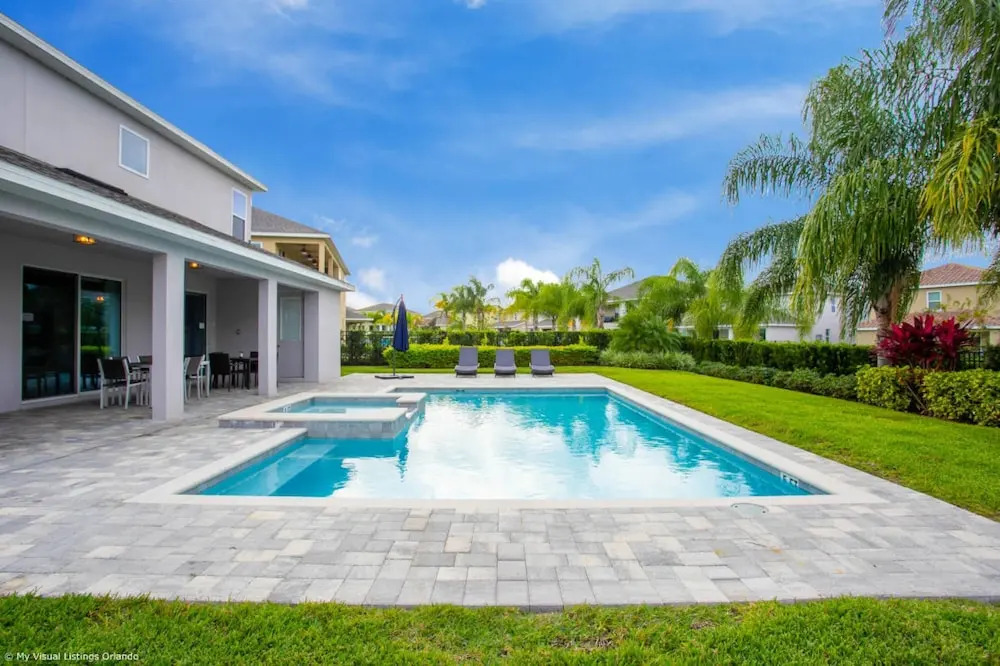 Stylish Family Home Sleeps 22 Enc101