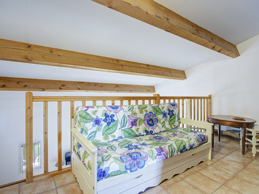 Quiet 6-guest Apartment in Homps