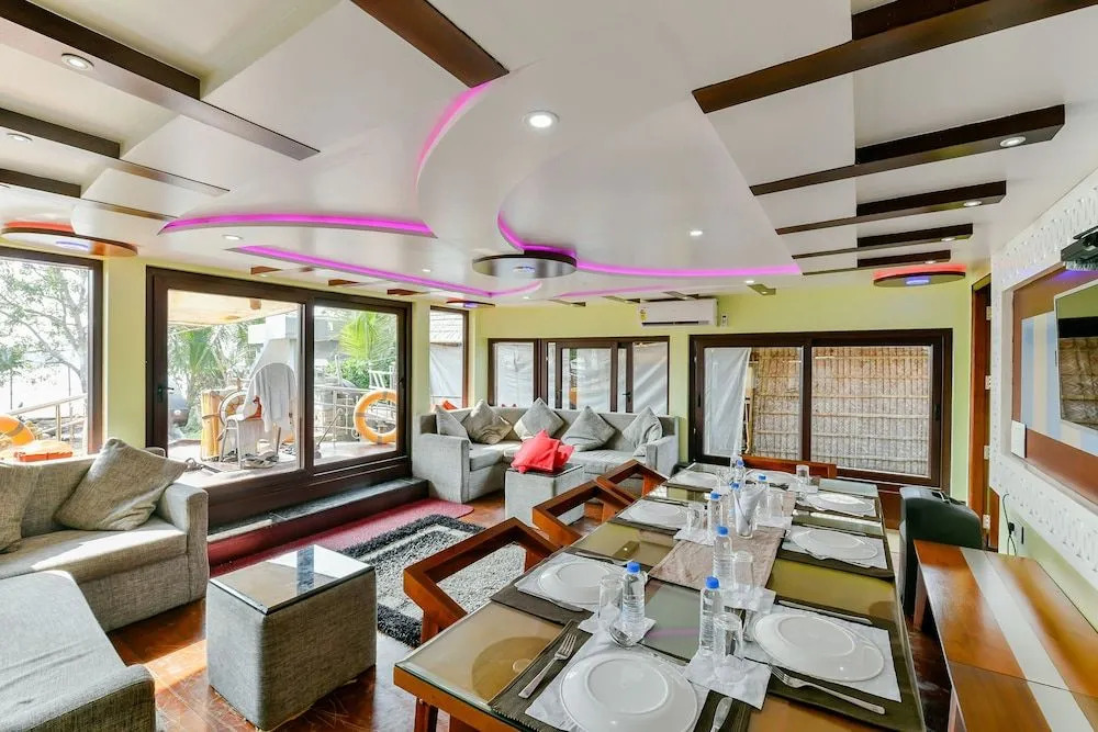 OYO 22759 Houseboat Luxury Smart Gold 6 BHK