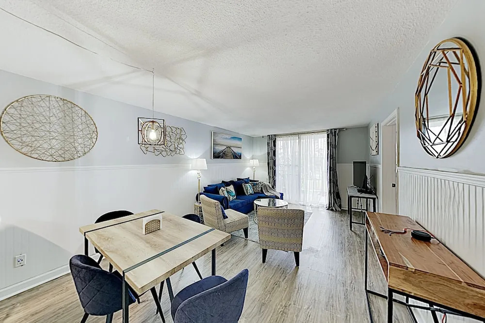 Updated Beach Condo W/ Pool - Steps To Sand! Condo