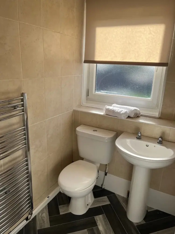 Sleeps6-wifi-parking-ideal for Tradesmen-garden