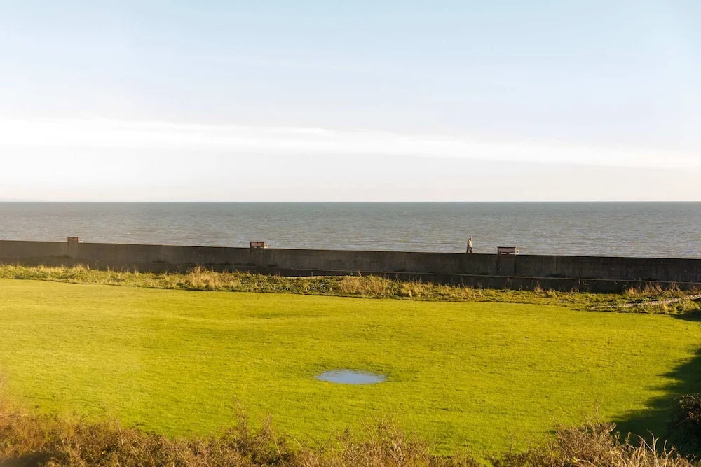 Beautifully Refurbished 4-bed Beachside Retreat