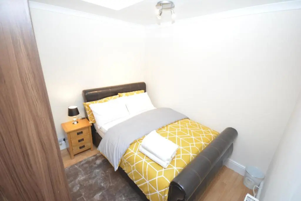 London Luxury 5 Bedroom House 2 min walk to the Tube Station