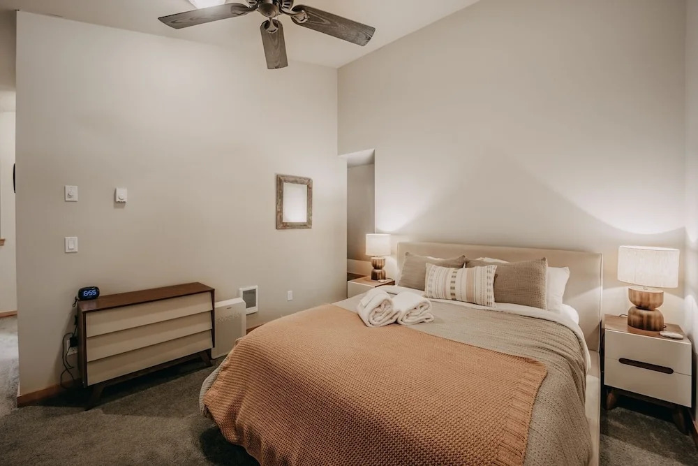 52gs - Hot Tub - Wifi - Pets Ok - Wood Stove - Sleeps 6 2 Bedroom Home by RedAwning