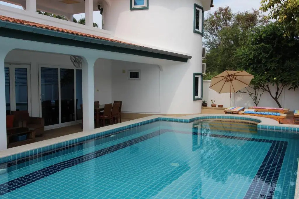 4 bedroom villa- sleeps 8