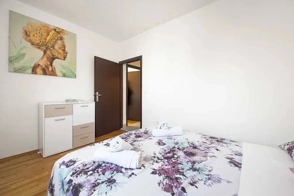 Spacious Apartment in Brodarica With Garden