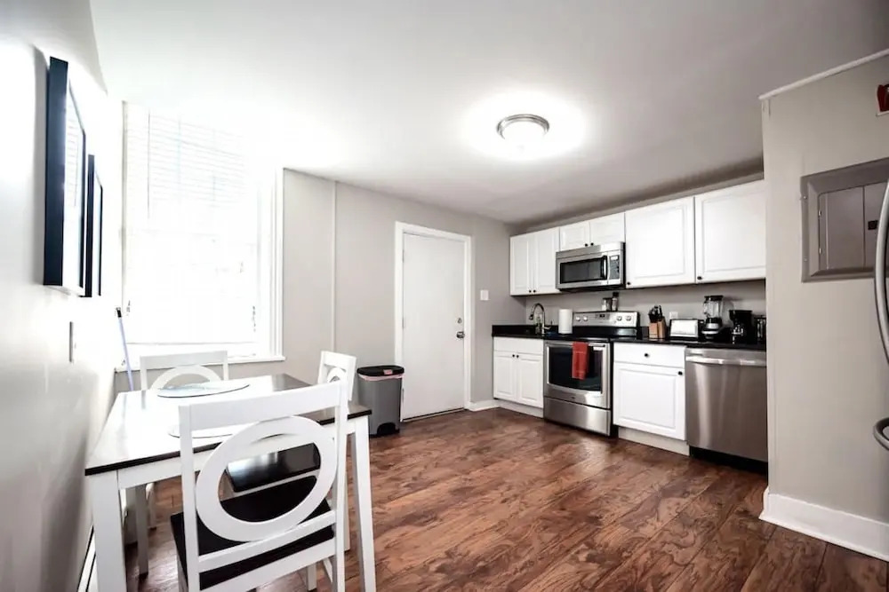 Park Place- Cozy Modern Space Fully Updated Fast Wifi Good Coffee and Easy Parking