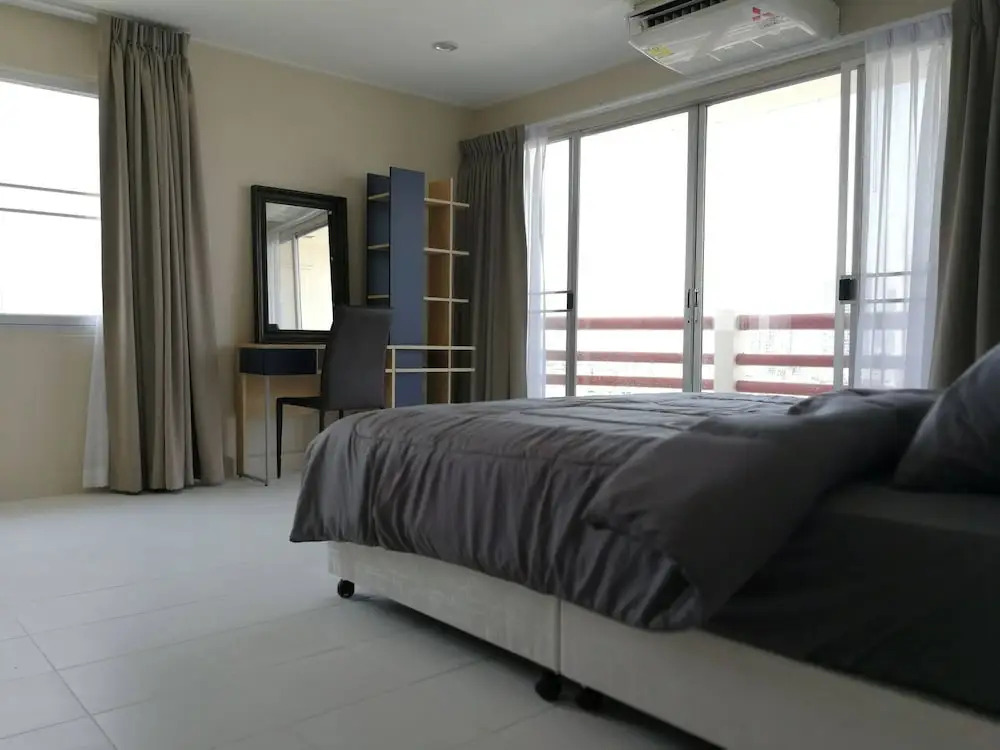 BKK 2 BR apt Near Sathon Iconsiam Firework View