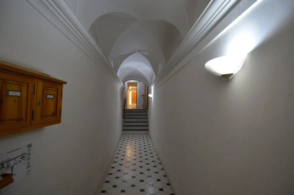 Period apartment 5 period in Old Nice near tramway