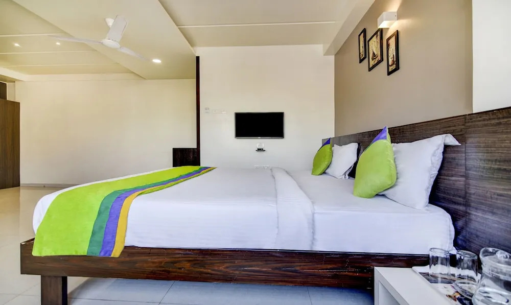 Hotel Sri Sai Suites