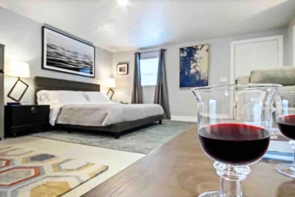 Hidden Gem Romantic Studio Near Asian District