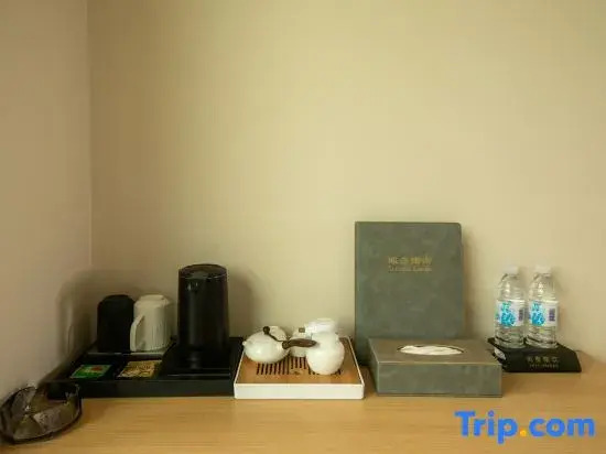 Weixi Homestay (Mangshi Square)
