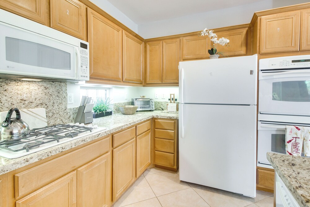 2 Mi to Empire Polo Club: Indio Home w/ Fireplace!