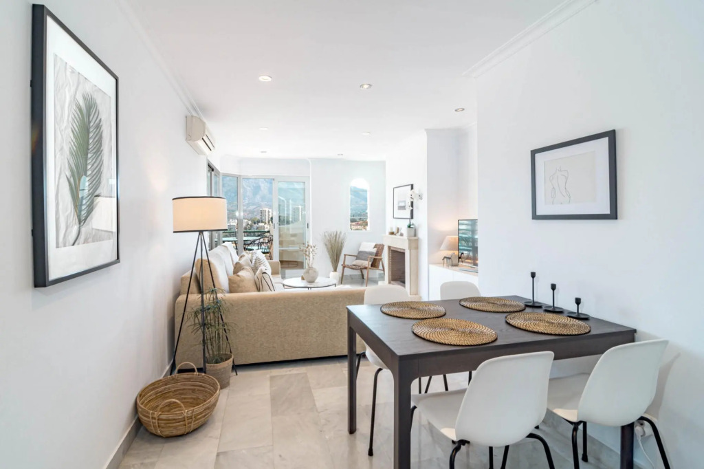 Sam2.4i- Cozy Apartment Walking Distance to Beach
