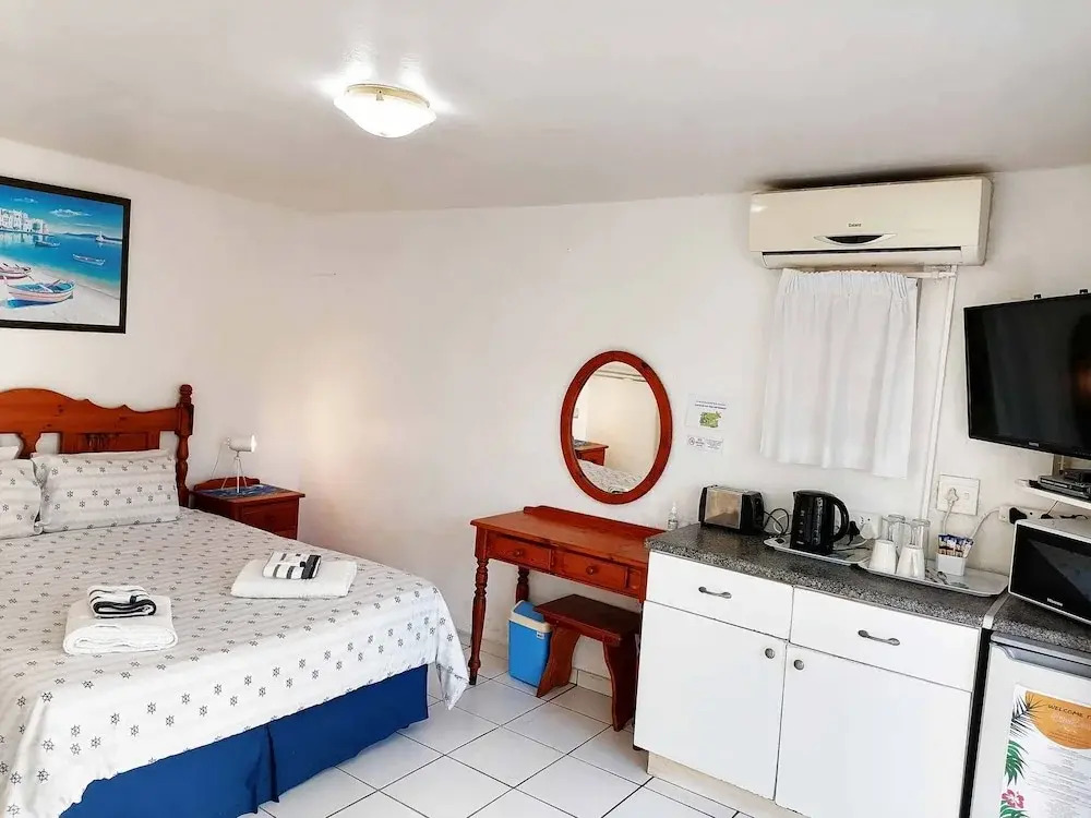 Boathouse Bed & Biscuit - Lower Deck