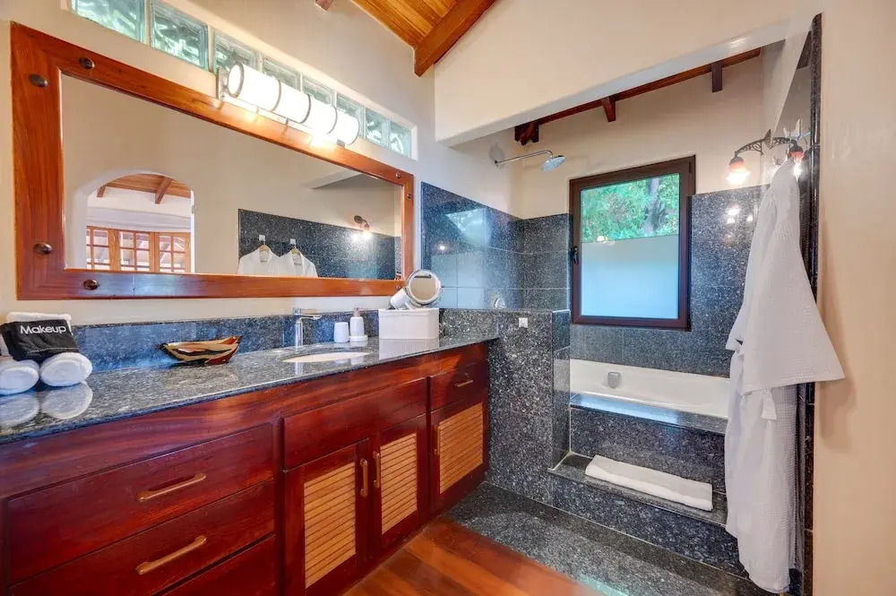 Luxury Villa: Hot Tub: Ocean Views: Fully Staffed