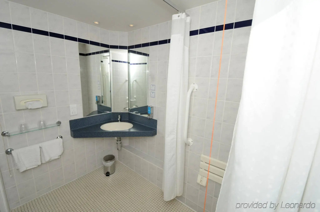 Holiday Inn Express Glasgow Airport by IHG