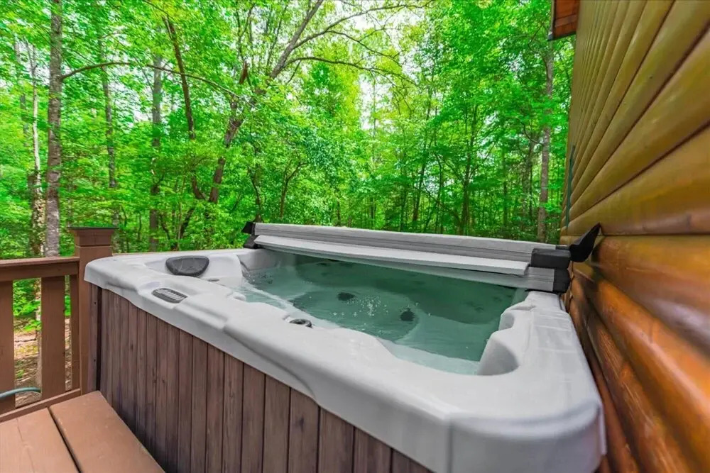 Elliotts Hideaway Adorable Cabin Fire pit hot tub Deck pet Friendly Wifi
