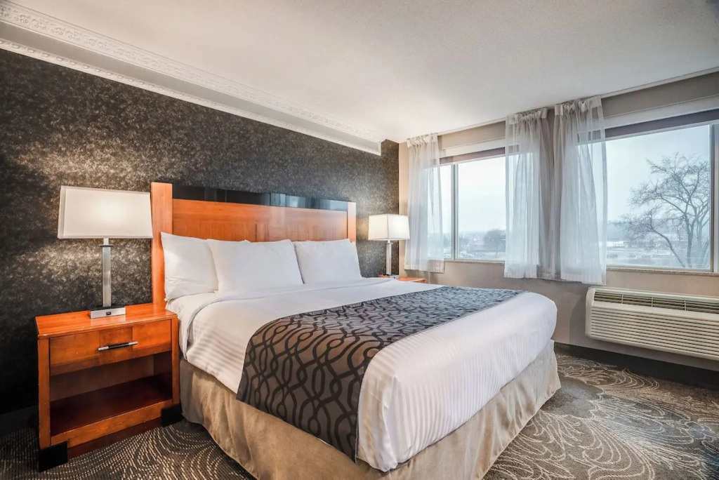 Monte Carlo Inn Barrie - Newly Renovated