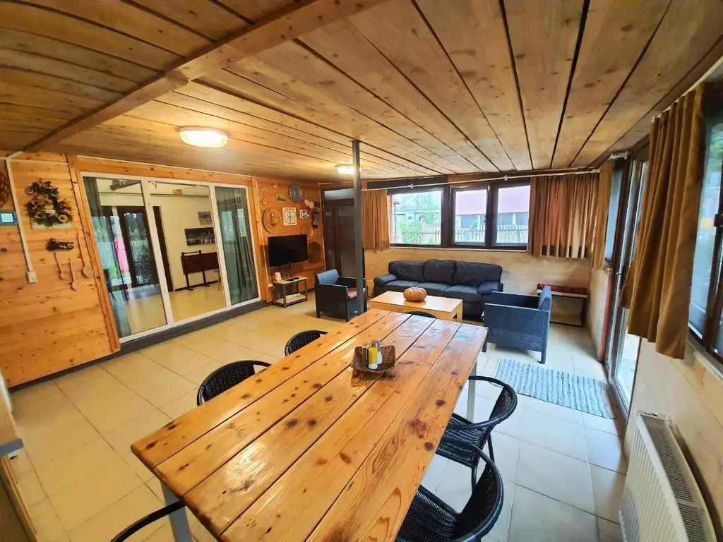 House & Yard Sesil L 90 m to beach