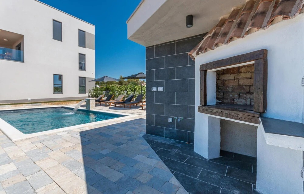 Nice Apartment in Sveti Filip i Jakov With Wifi, Heated Swimming Pool and 2 Bedrooms