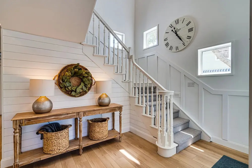 Magnolia Charms by Avantstay 2 Mins TO Beach Pet Friendly, BBQ & Balcony Views!