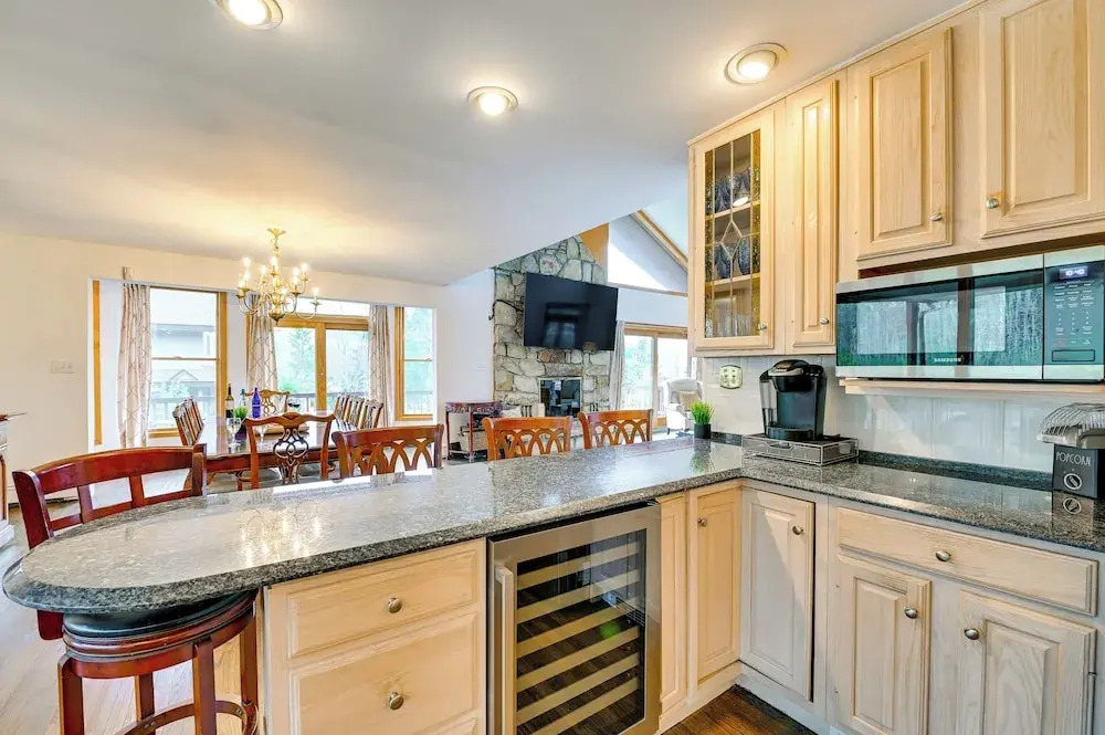 New York Retreat - Furnished Deck & Mountain Views