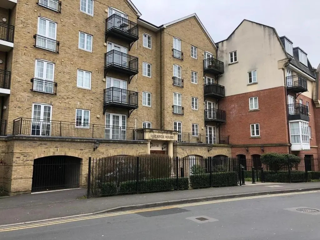 Central Reading Canal Side Apartment sleeps 4 with Parking