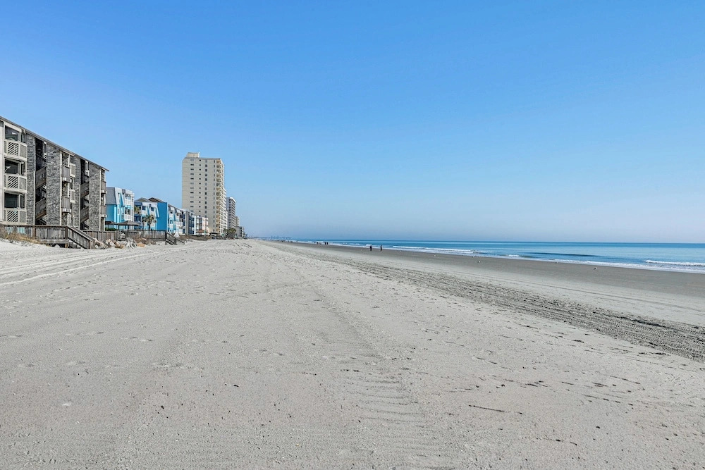 Steps to Sand: Chic Couples Garden City Retreat