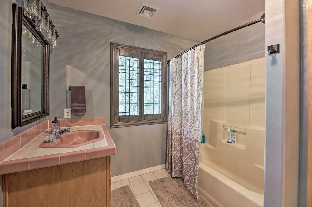 4 Mi to Woodland Lake: 2-story Home w/ Grill