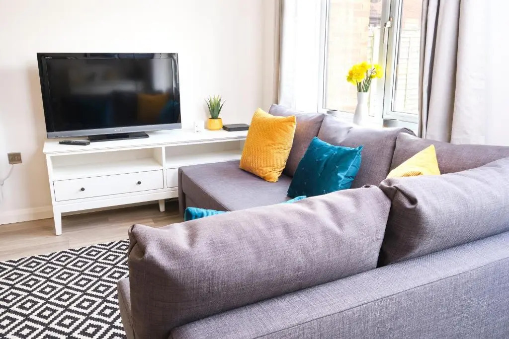 Parkway House - Modern with great transport links