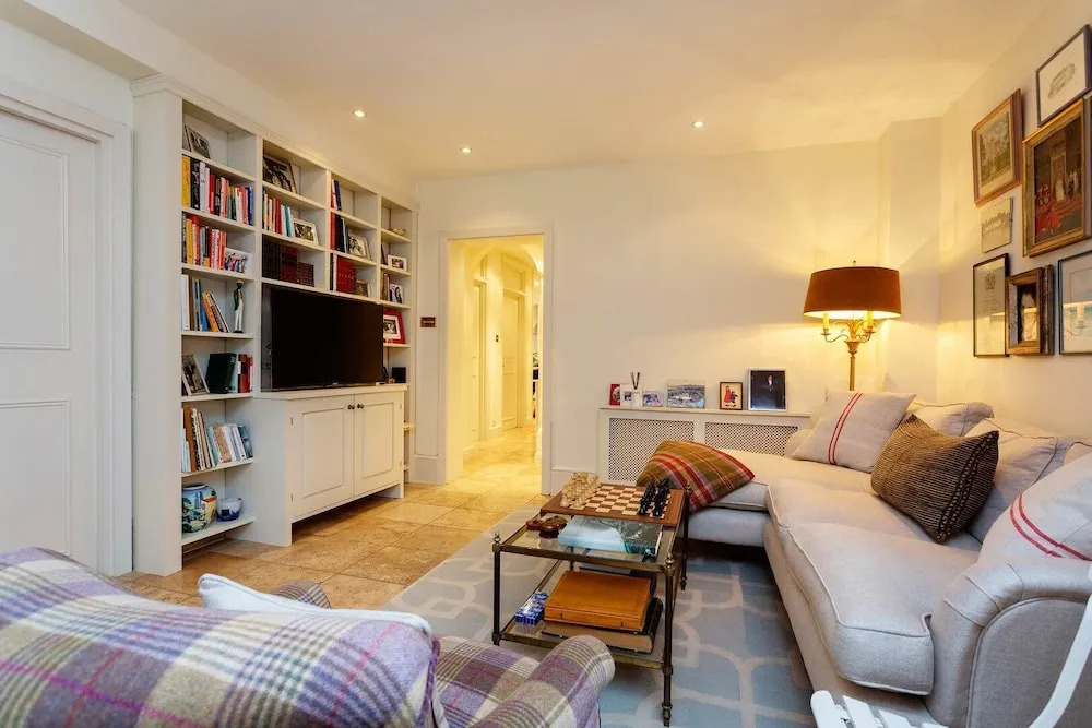 Elegant Two-bedroom Flat in Evelyn Gardens