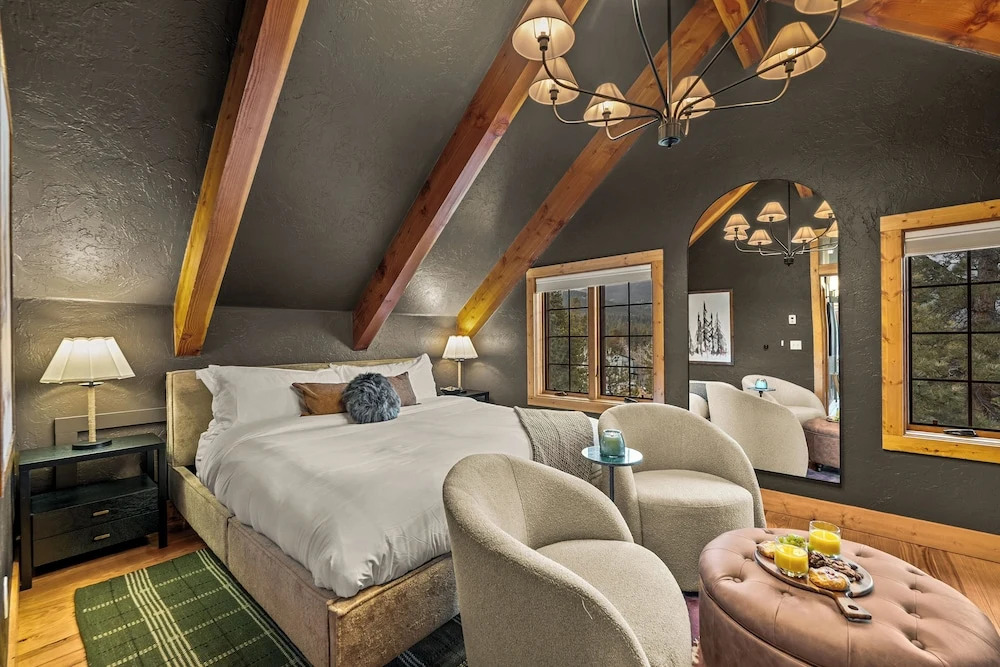 Royal Elk Lodge
