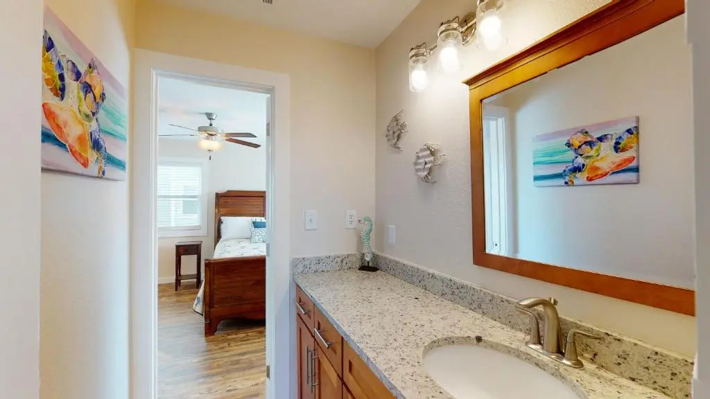 AH-G224 Remodeled Second Floor Condo, Shared Pool & Hot Tub, Near Marina