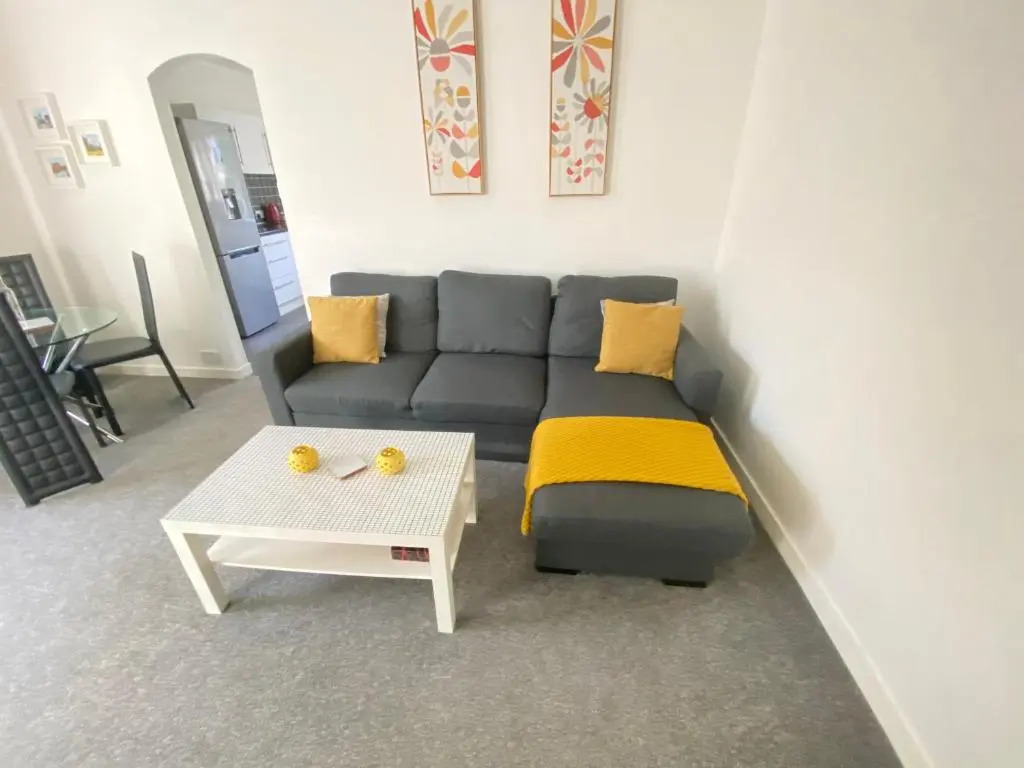 Paisley Central Apartment #4